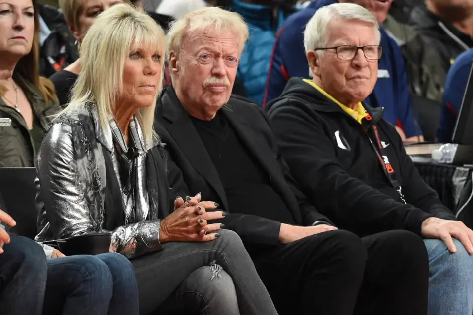 Phil Knight's $1B Gift to University of Oregon Sets Record for Public University Giving