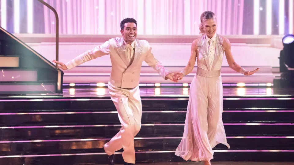 Julia Stiles Debuts on DWTS with Emotional Dolly Parton Tribute