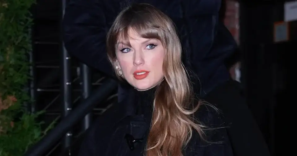 Taylor Swift Dines with Family in New York City