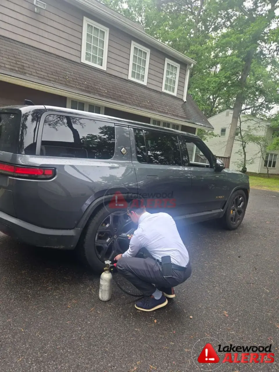 Groom-to-be Delays His Wedding to Help Stranded Driver