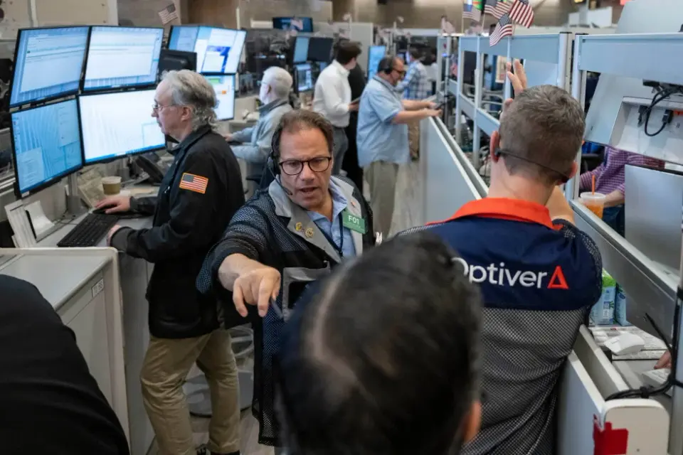 Oil Surge and Tech Slump Drive Second-Day Market Decline
