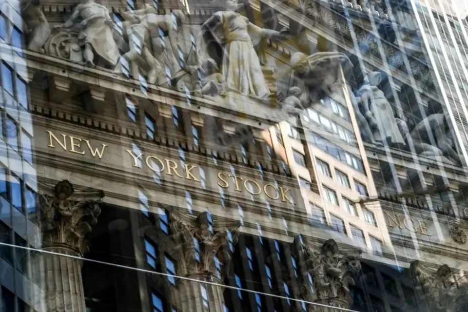 Nasdaq Falls 2.2% as AI Optimism Meets Semiconductor Selloff