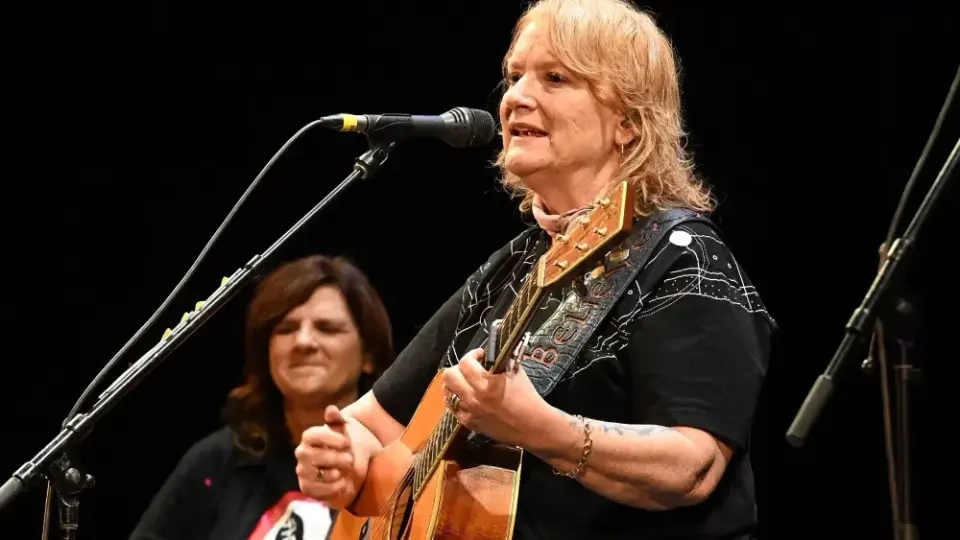 Indigo Girls’ Emily Saliers Reveals Two Incurable Conditions Will Shape 2026 Tour