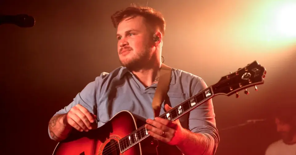 Zach Bryan defies Kraft’s censorship line with 'Free Palestine' shirt at Gillette Stadium