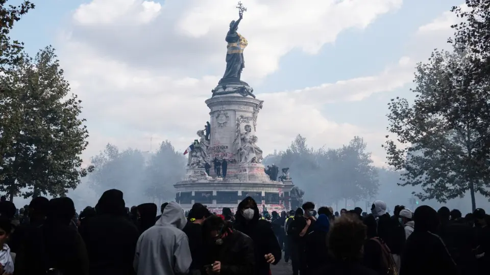 French Unrest Drives Bond Yields to Decade Highs Amid Fiscal Paralysis