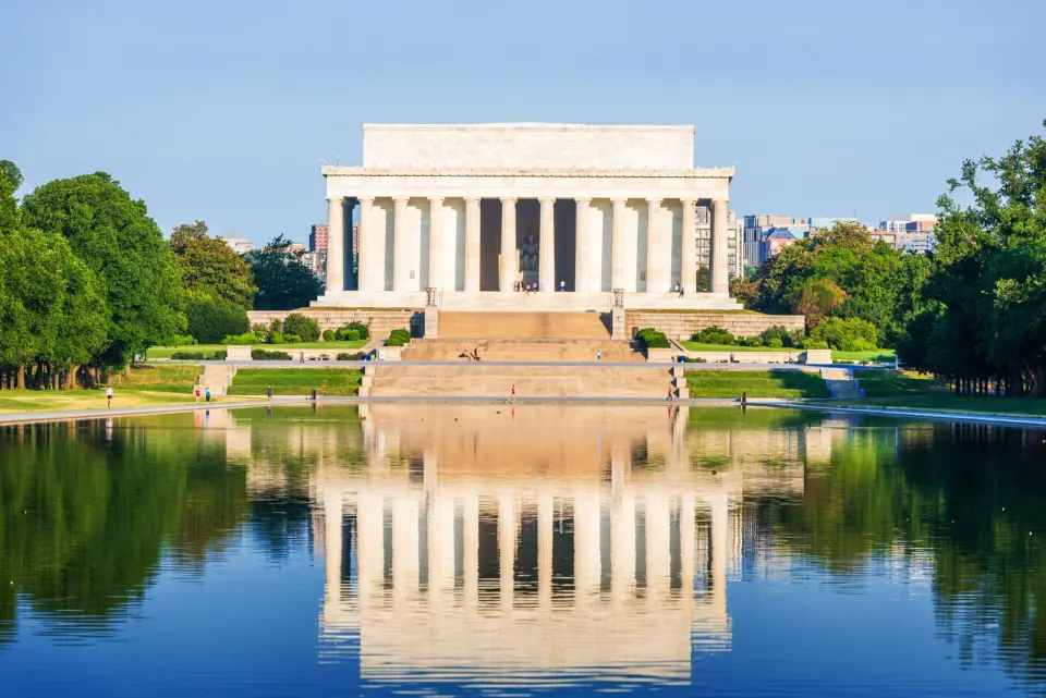Trump pitches Lincoln Memorial promenade to the Potomac