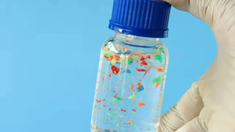 Microplastics Generate DNA-Damaging Radicals in Water, Challenging Inertness Assumptions