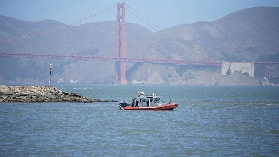 Alcatraz Bay memorial boat capsizes; search suspended for 3 missing