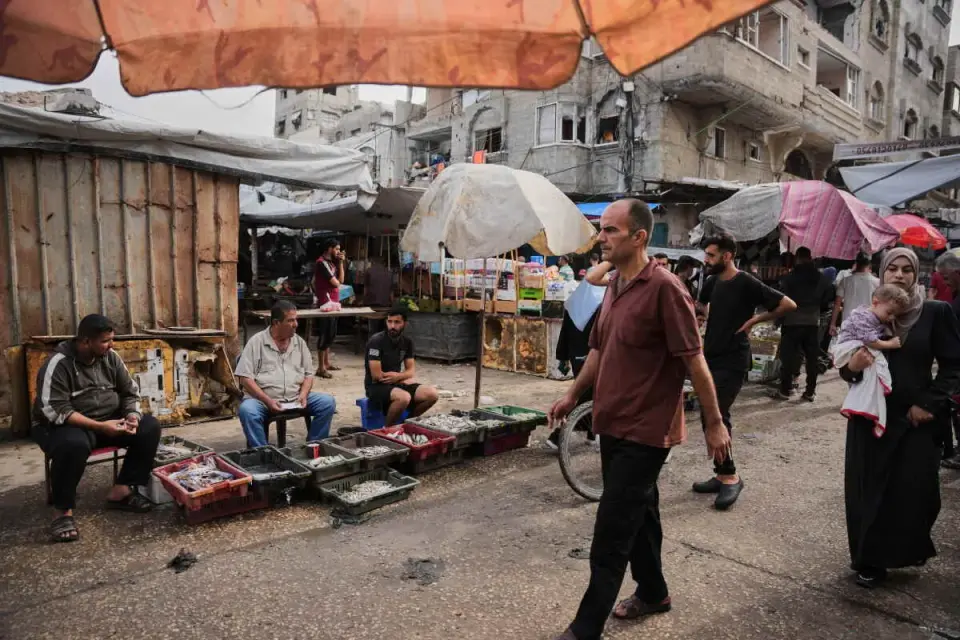 Israel Suspends Commercial Goods to Gaza, Citing Hamas Fee Dispute
