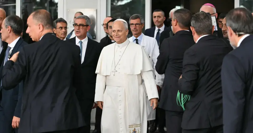 Pope Leo XIV Discharged After Routine Lung Cancer Surgery; Surgeon Clears Him for November Trip