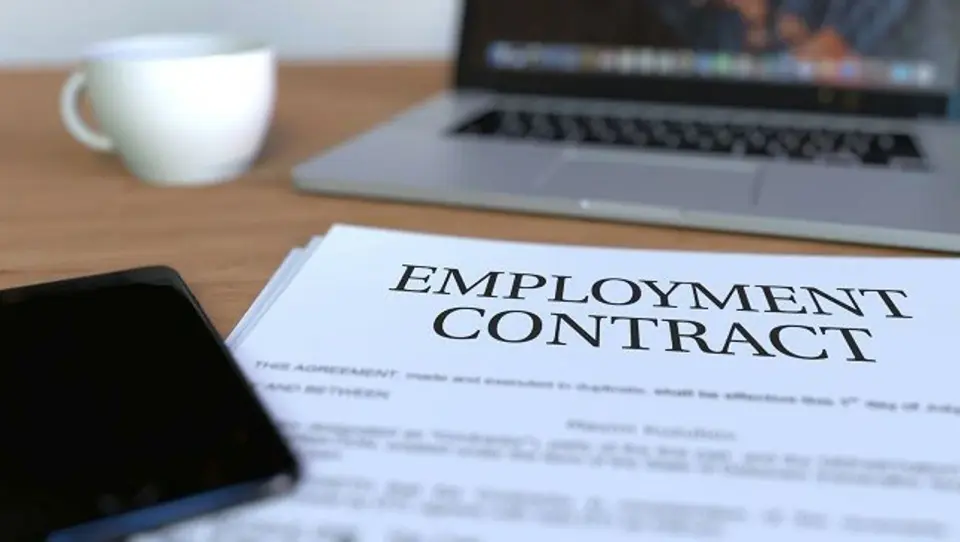 ADP August Jobs Miss Signals Labor Market Cracks, Gold Holds Near $4,335