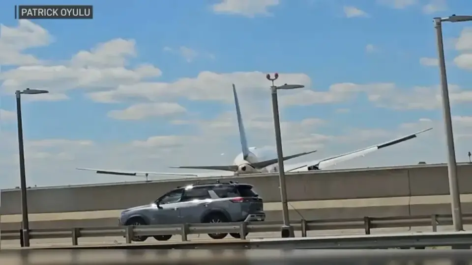 United jet's Newark landing hits Turnpike pole and tractor-trailer