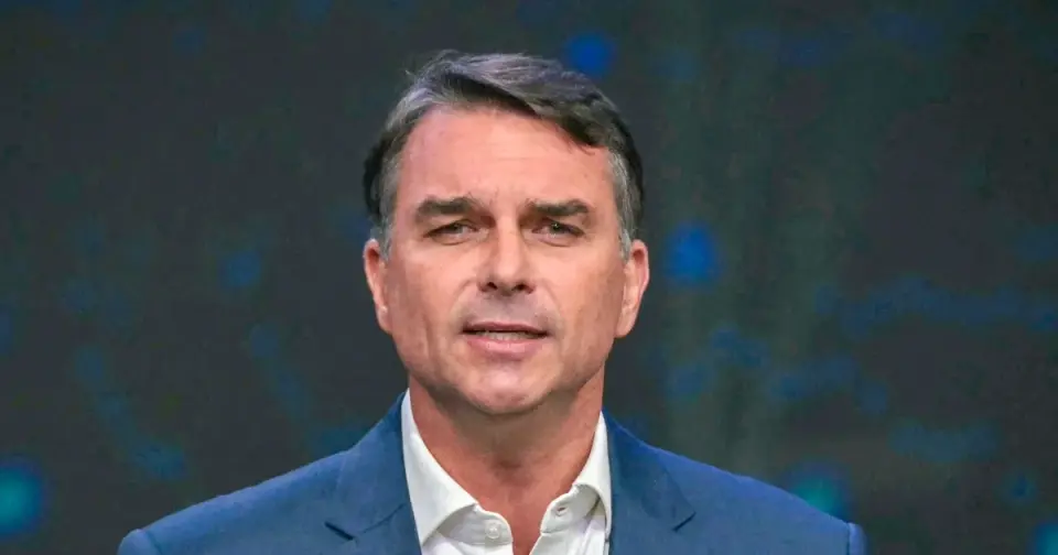 Flávio Bolsonaro Flees to US After Losing Presidential Race and Defying Court Order