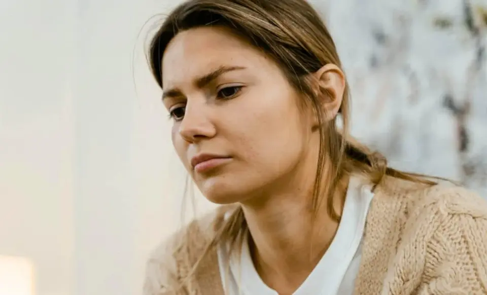Midlife Solitude Forges Stronger Emotional Resilience Than Partnership