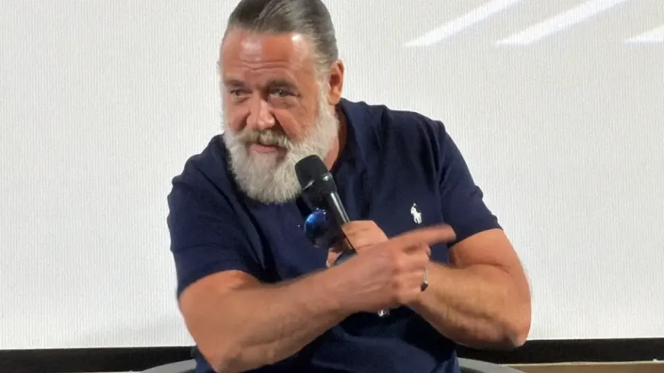 Crowe Defends Gladiator’s Moral Core, Rejects Sex Scenes for Sequel
