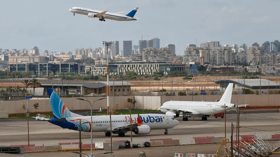 Flydubai Pilot Fight Forces Emergency Landing; Trump’s Canadian Trade Ban Takes Effect