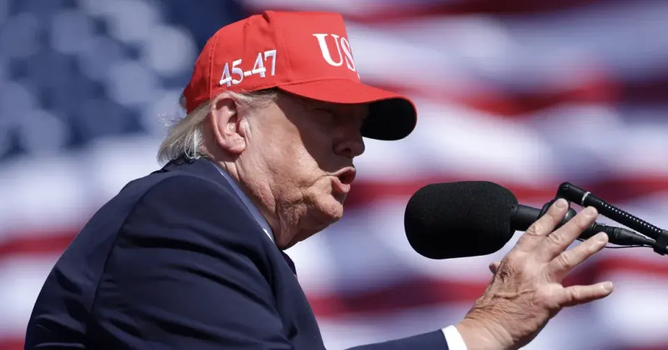 Trump Calls for Execution of Government Leakers at Arizona Rally