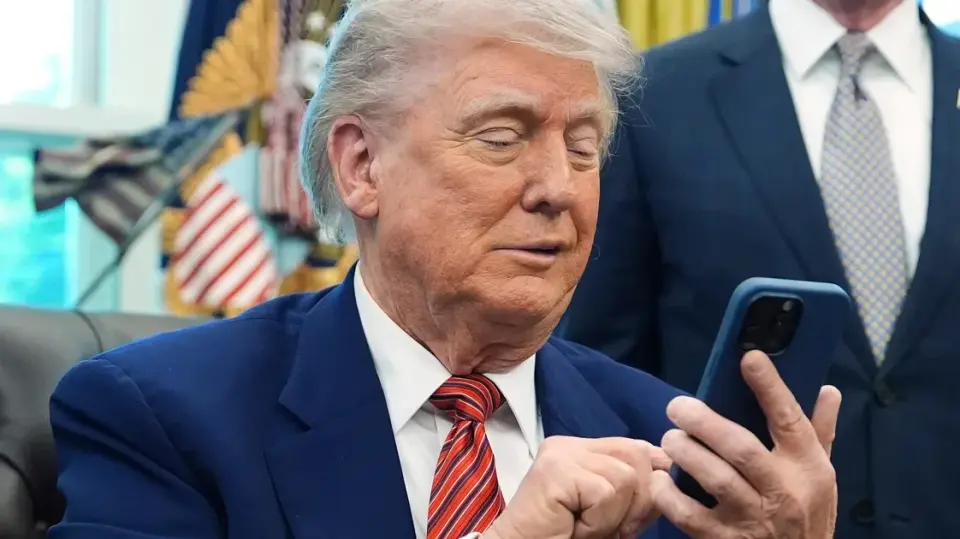 CNET Editor Calls Trump Mobile T1 a 'Urine Sample' and Questions Shipping