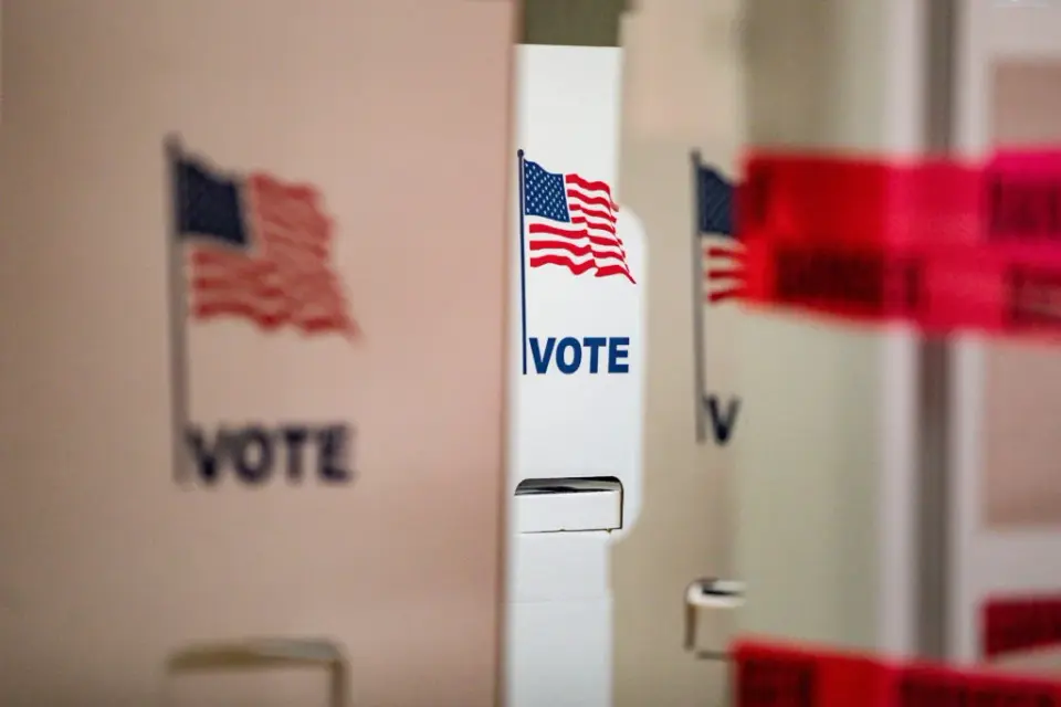 Michigan Senate Holds Democratic Edge, Hinting at Midterm Pulse