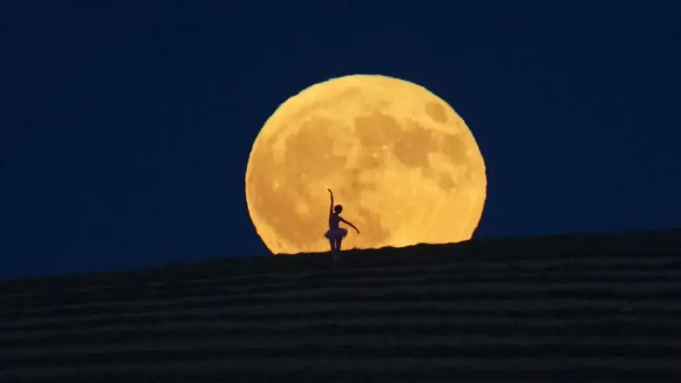 Global Buck Moon Sparks a Night of Spectacular Sky Photography