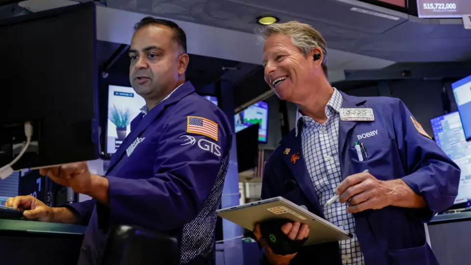 Tech-led rally pushes S&P 500 to record high as bond market stress and AI skepticism persist