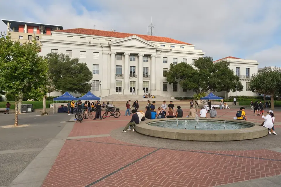 Man found dead near Sproul Hall on UC Berkeley campus; no affiliation or foul play suspected