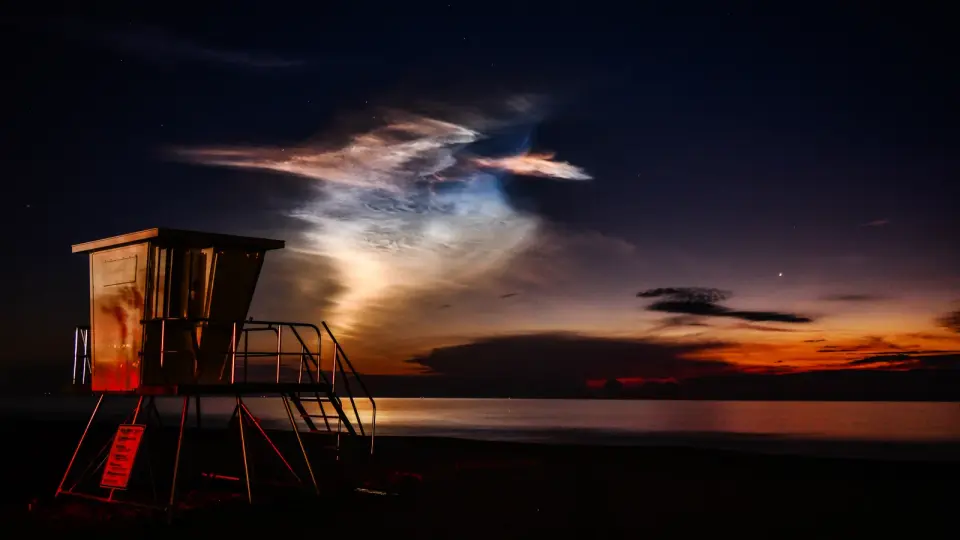 East Coast lights up as SpaceX launches Starlink from Cape Canaveral
