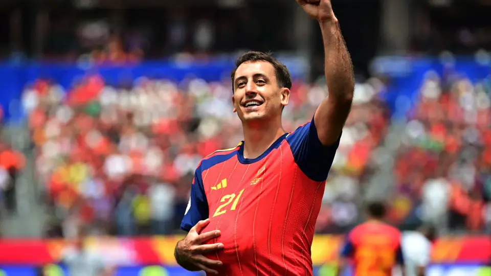 Spain edge Austria to take halftime lead in World Cup knockout clash