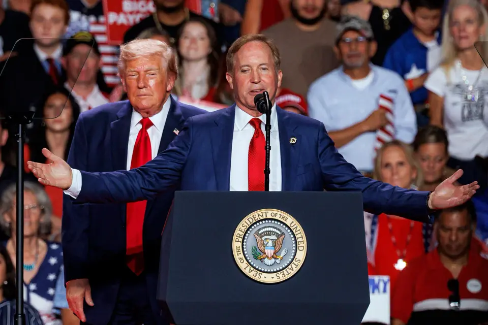 GOP Strategies Fracture as Trump's Low Approval Threatens House Control