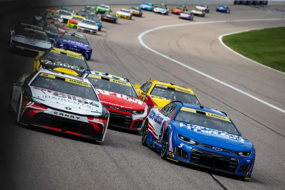 Larson Extends Chase Lead to 26 Points After Dominant Kansas Victory