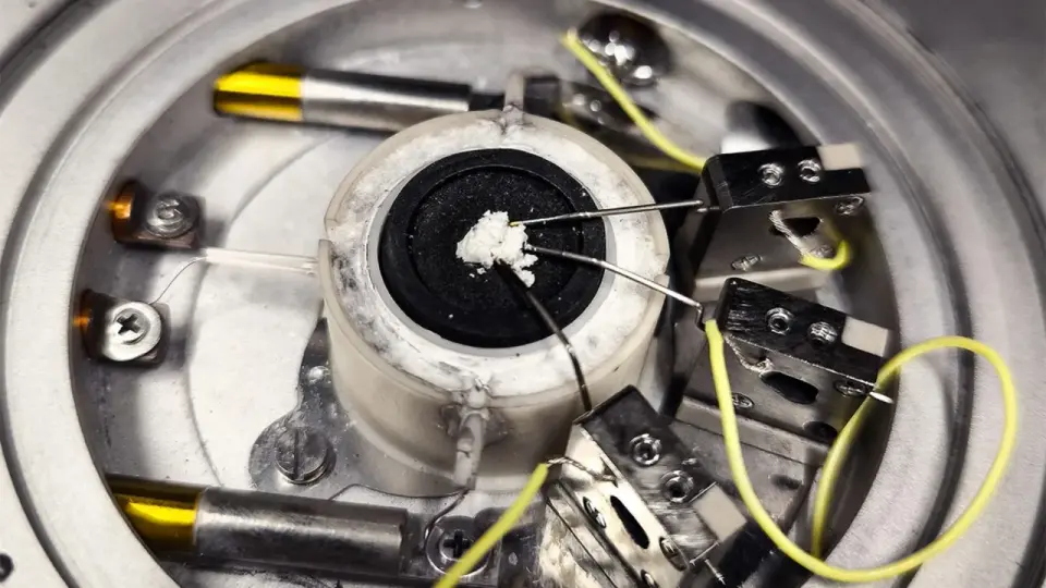 Molten-salt breakthrough turns CO2 into battery-grade graphite for EVs