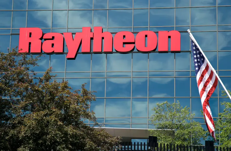 Pentagon Awards Raytheon $20.7B to Double AMRAAM Output