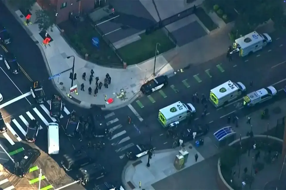 Minneapolis shooting at Shoreline Plaza leaves two dead, three officers wounded