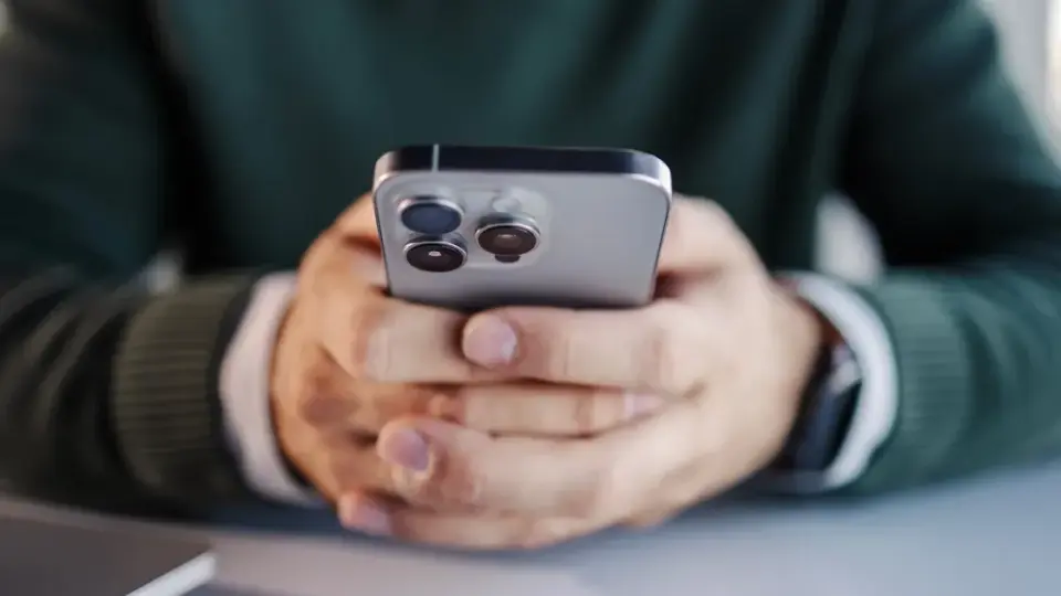 Security Pros Urge Turning Off Auto AirPlay on iPhone to Cut Risk