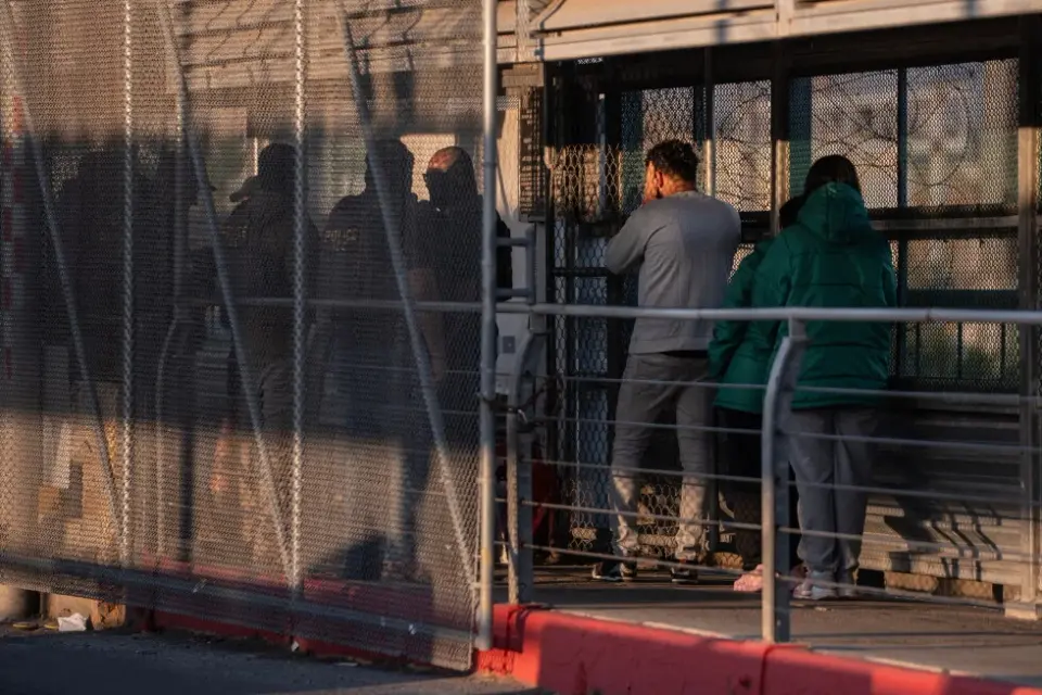 Supreme Court resumes third-country deportations, sets December hearing