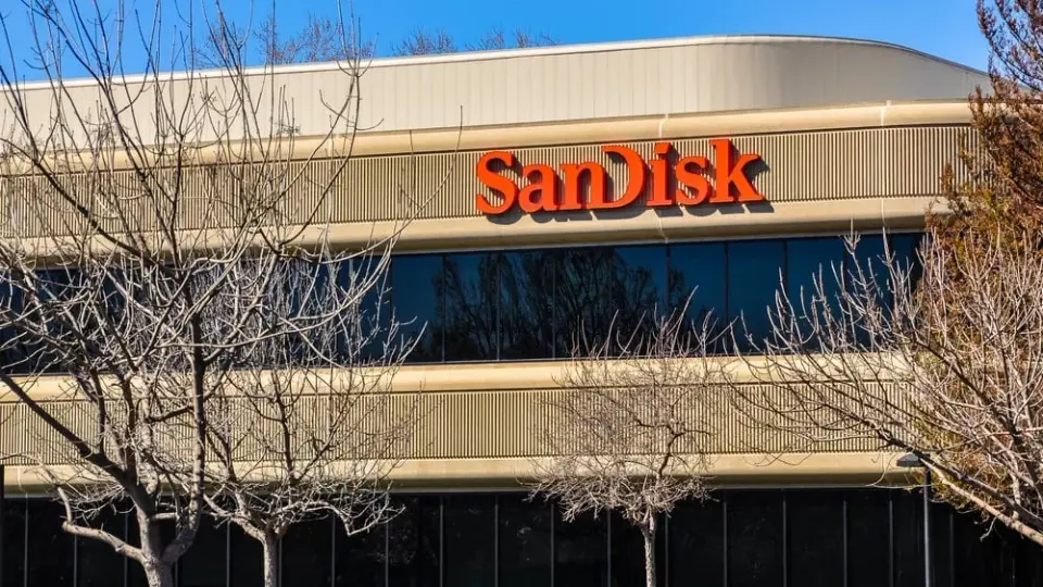 SanDisk Dips in Premarket as Earnings Preview Weighs on Memory Stocks