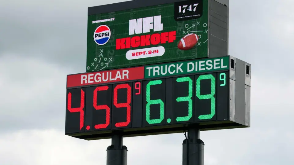 Fuel Prices Stay High as Midterm Looms, Testing Trump's Economic Legacy