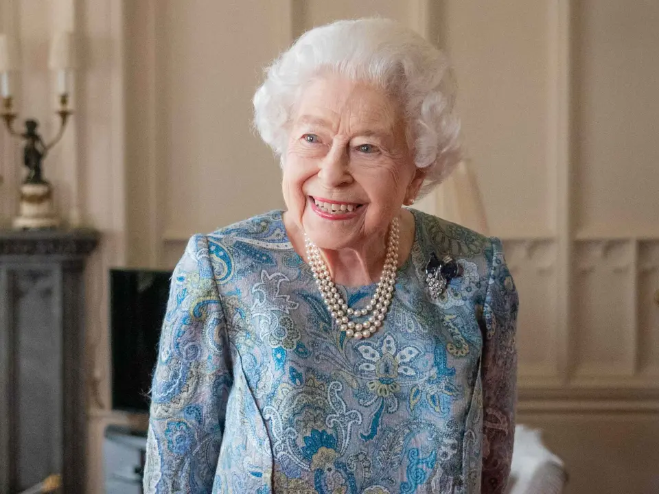Ian Carmichael Recalls Decades of Intimate Haircare for Queen Elizabeth II