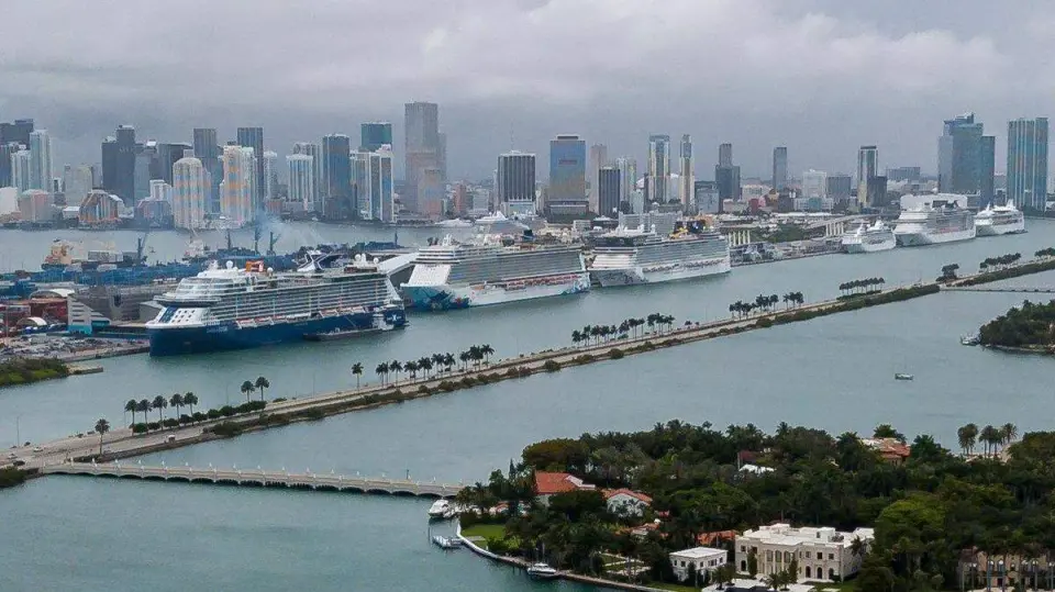 Miami-Dade mayor blocks $400M PortMiami fuel-yard deal