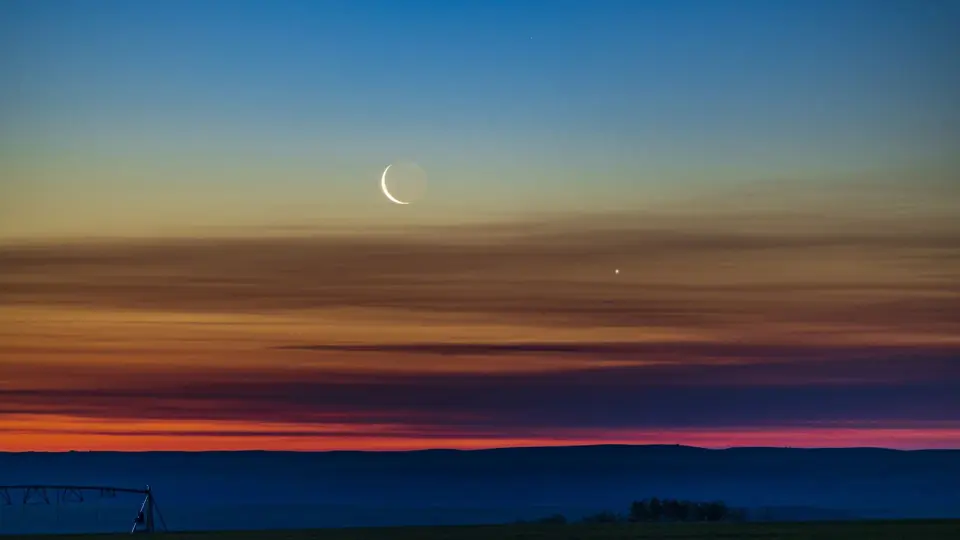 Twilight duet: Venus and a razor-thin Moon light up the western sky on May 18