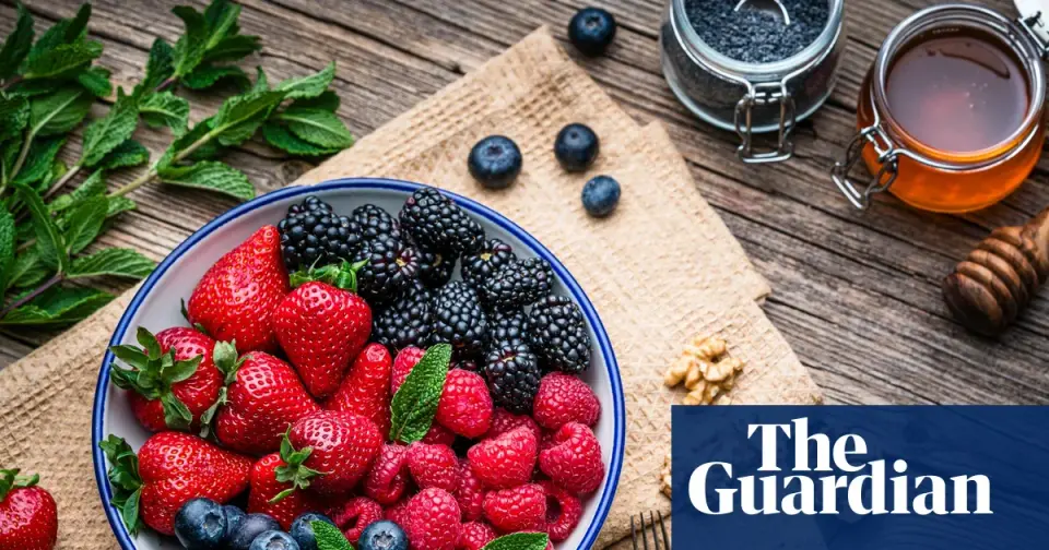Nutrition Experts Clarify Berry Health Benefits, Pesticide Risks, and Optimal Consumption Methods