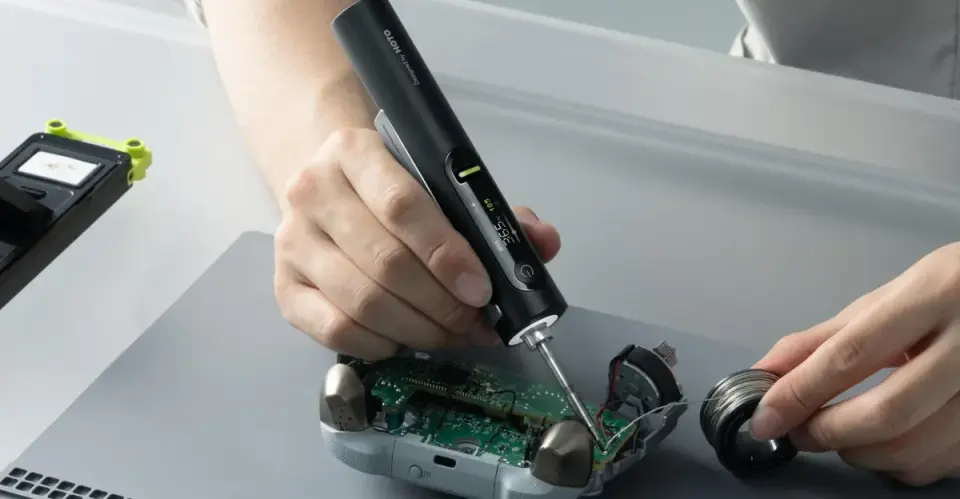 Hoto's Snapbloq cordless soldering iron hits 200°C in three seconds