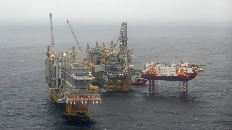 Oil markets swing as Iran hints at possible talks with U.S.