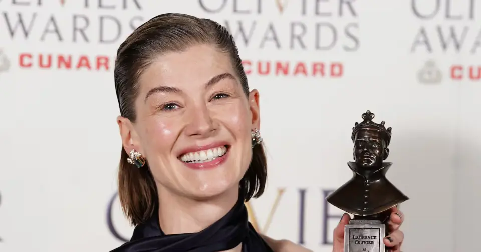 Rosamund Pike Calls Out Texting Audience Member at Curtain Call