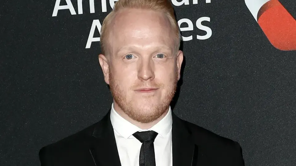 Twin Peaks Actor Owain Davies Dies at 44 in Sudden Passing, Family Says