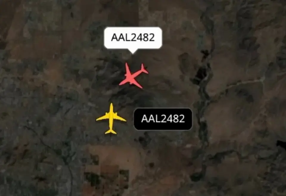 Two AA2482 Flights Share Callsign on the Same Phoenix Frequency