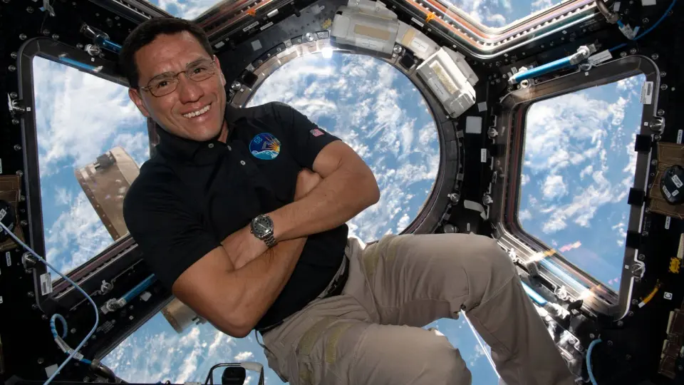 Spacecraft Designers Prioritize Large Windows to Enhance Astronaut Psychological Well-Being
