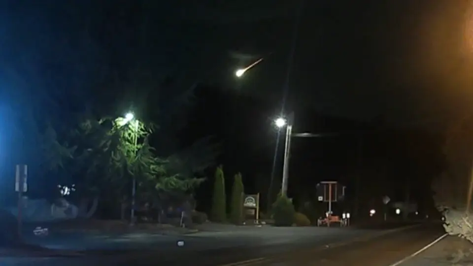 Bright fireball lights up Washington skies, sparking meteor sightings