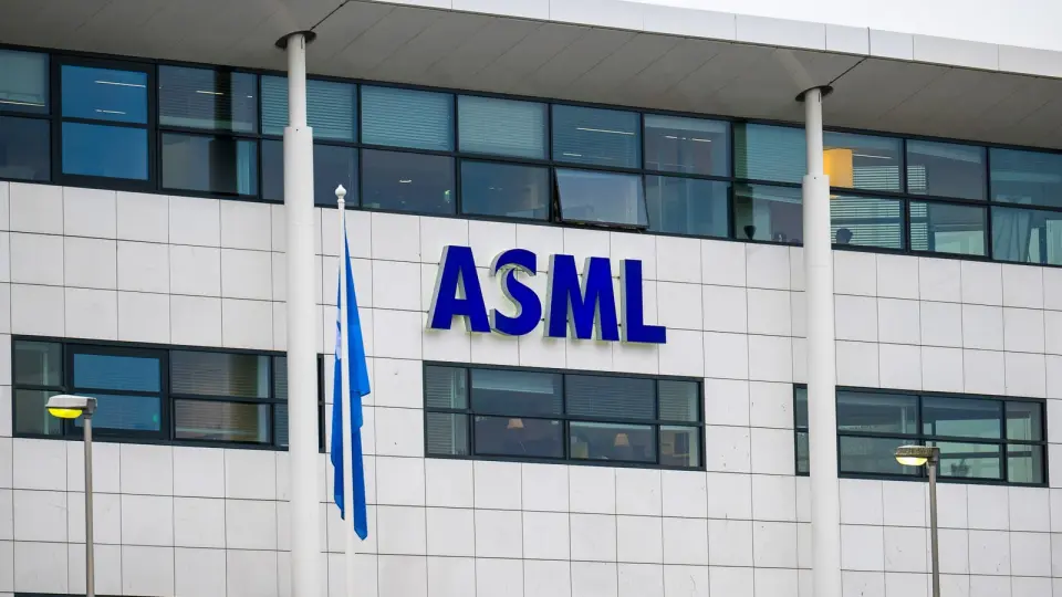 ASML Q3 Profit Beats Estimates as AI Demand Secures Orders Through 2030