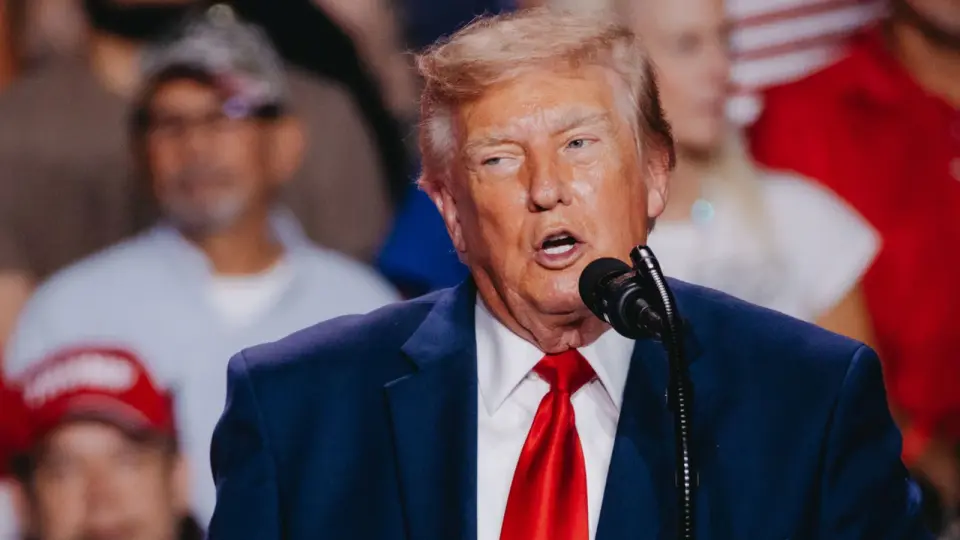 Trump Halts Iran Strikes Before Midterms, Citing Diplomatic Talks